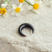 Load image into Gallery viewer, Buffalo Horn Septum Pincher